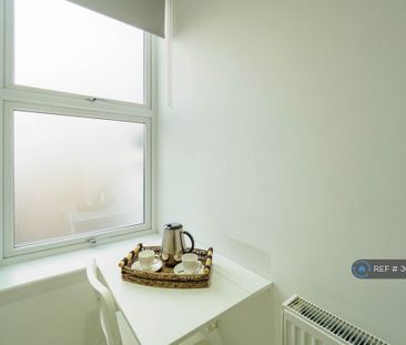 1 bedroom in a flat share to rent - Photo 6