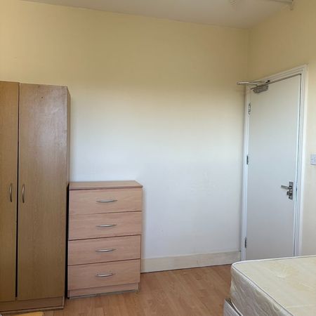 Room in a Shared House, Leslie Road, E11 - Photo 4