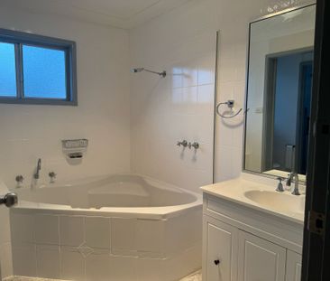 Coastal Cottage - 2 Bedroom - 1 Bathroom - Good Yard - Photo 4