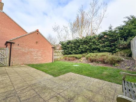 4 bedroom semi-detached house to rent - Photo 3