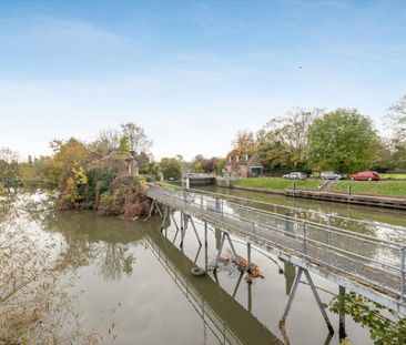 A-Rated Energy Efficient House set on the banks of the River Thames. - Photo 1