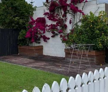 Reduced Rent on One Bedroom flat with private yard - Photo 5