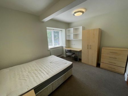 1 bedroom in a house share to rent - Photo 2