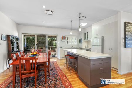 Three bedroom, open living in East - Photo 5