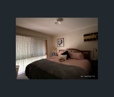 TWO BEDROOM UNIT ! - Photo 3