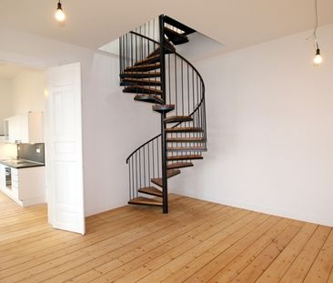 Hochwertige Wohnung im Dachgeschoss mit Balkon und Einbauküche - na... - Foto 1
