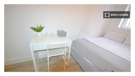 Room for rent in 4-bedroom apartment in Drimnagh, Dublin - Photo 4