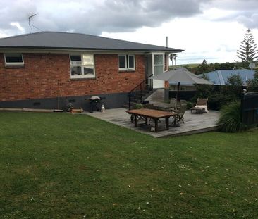 Magical Melton - big bathroom & massive yard - Photo 6