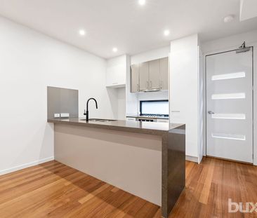 SPACIOUS 2 BEDROOM TWO STOREY TOWNHOUSE - Photo 3