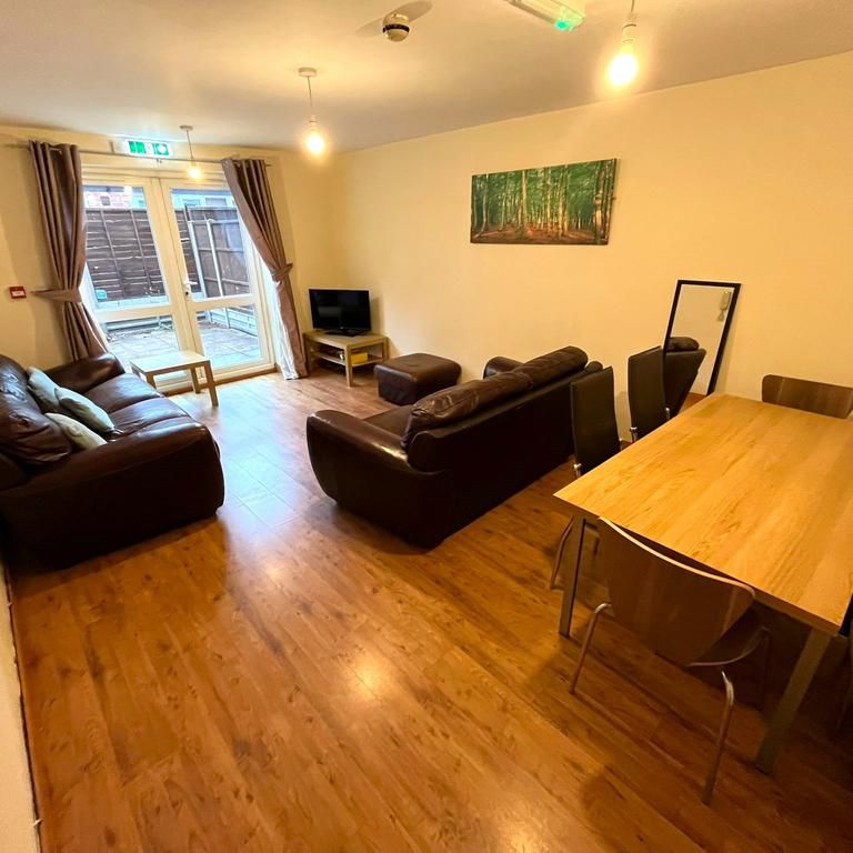 1 bedroom in a house share to rent - Photo 1