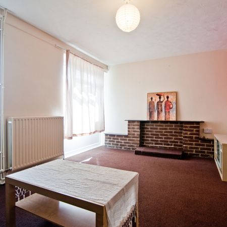 3 Bedroom Semi-Detached House - Photo 4