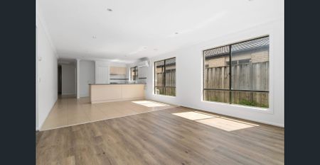 Stylish & Spacious Family Living in Prime Cranbourne North Location! - Photo 3