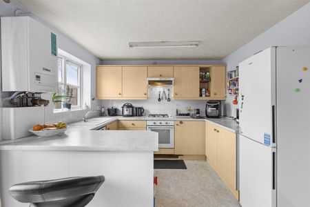 Vanguard Close, High Wycombe - Photo 2