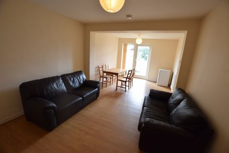 5 bed Semi-Detached - To Let - Photo 3