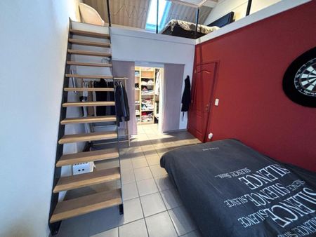 Zeer verzorgde woning met 2 slaapkamers, ruime garage en aangelegd terras op 2a 40ca. - Photo 4