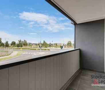 THREE STOREY LIVING IN GREAT LOCATION! - Photo 4