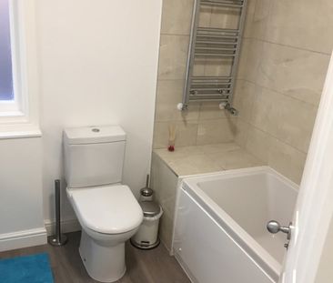 2 Bed Flat, Royal Parade, TW9 - Photo 2