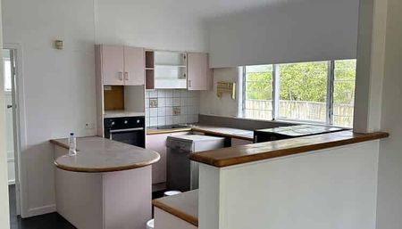 LARGE FAMILY HOME READY TO MOVE IN - Photo 2