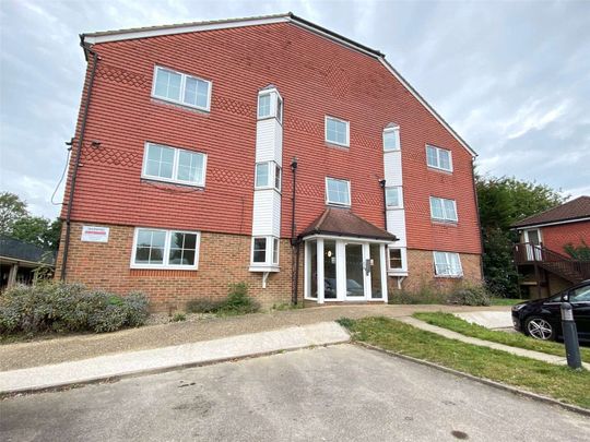 A contemporary apartment forming part of a modern development set in vibrant Crawley. - Photo 1