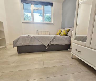 1 bedroom in a flat share to rent - Photo 3
