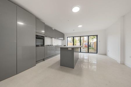 5 bedroom semi-detached house to rent - Photo 2