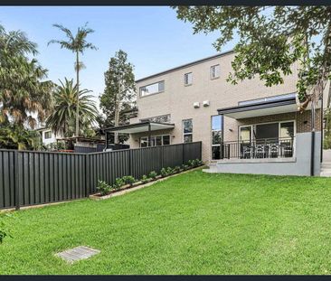 Your Dream Home Awaits: Luxurious 5-Bedroom Oasis! - Photo 2