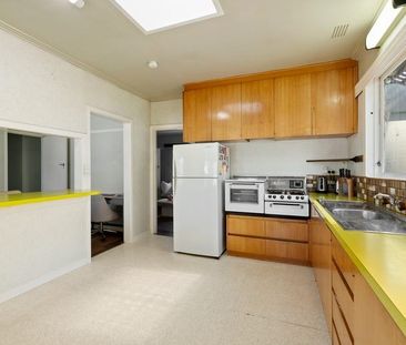 8 Bayview Road, Beaumaris VIC 3193 - House For Rent | Domain - Photo 2