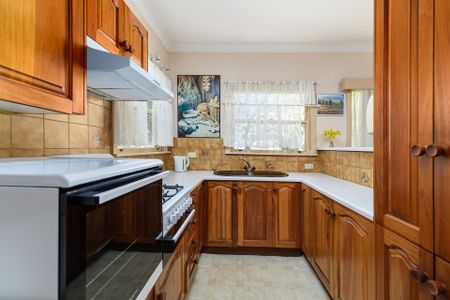 North-Facing Sanctuary Home Freshly White Walls Painted. - Photo 5