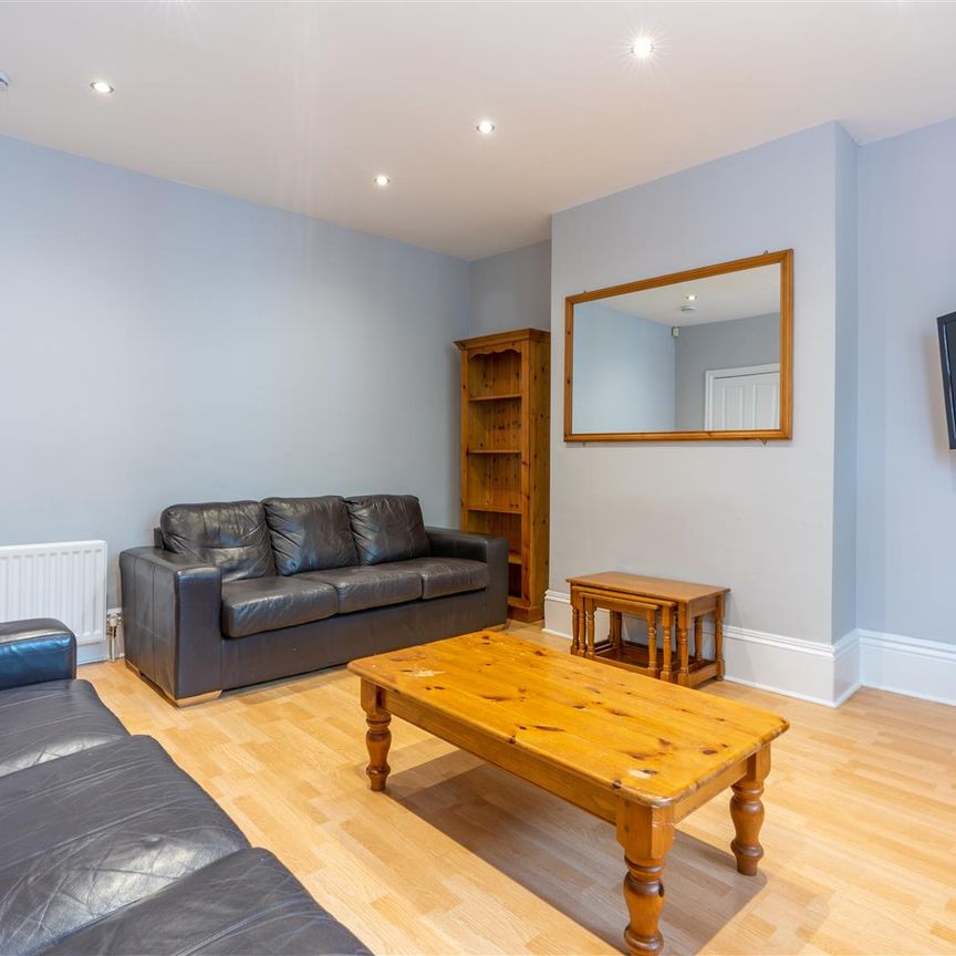 6 bed terraced house to rent in Roxburgh Place, Newcastle Upon Tyne, NE6 - Photo 1