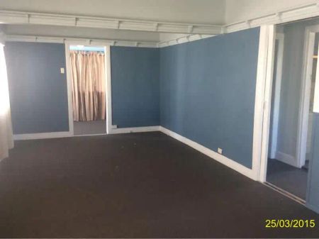 “3 BEDROOM HOUSE IN A QUIET STREET” - Photo 2