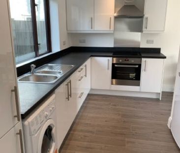 2 bed Apartment - To Let - Photo 6