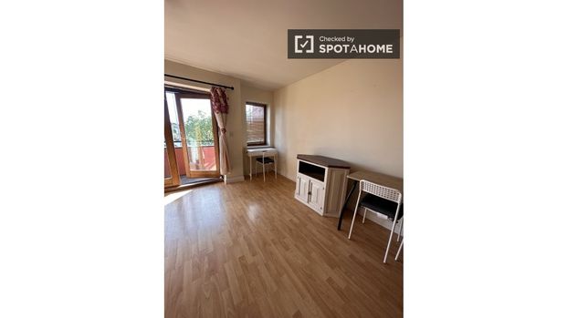 Bed for rent in 2-bedroom apartment in Dublin - Photo 1