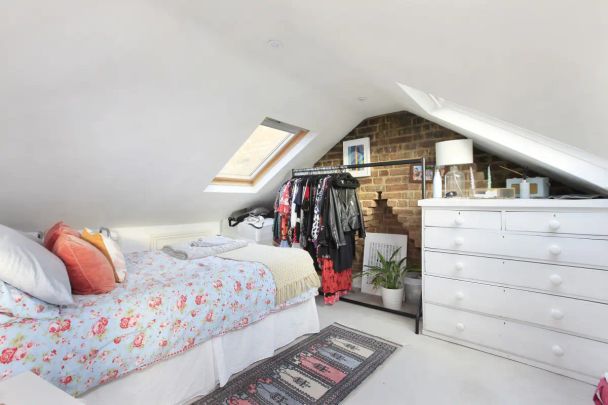 3 bedroom flat in Clapham South - Photo 1