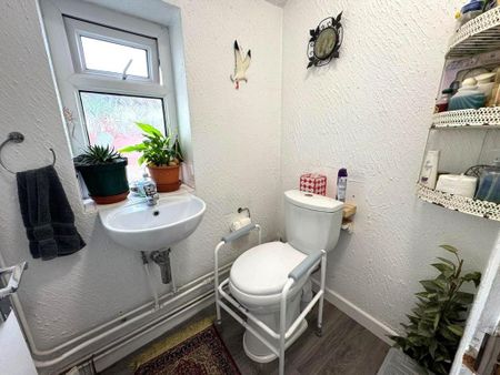 1 bedroom in a house share to rent - Photo 4