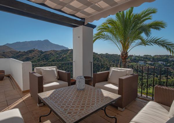 Luxury vacation home with 3 bedrooms in the contemporary urbanization of Los Altos de la Quinta, Benahavís, with panoramic views of the mountains, the golf courses and the sea, very close to golf courses and a few minutes by car from Puerto Banús