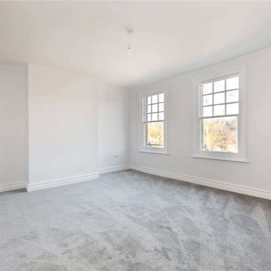 A bright and stylish three bedroom duplex apartment in the heart of town - Photo 1