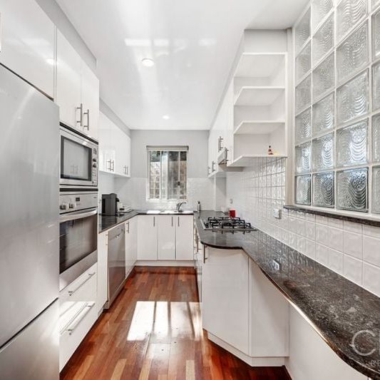 Ultra Convenient Location – Spacious Two Bedroom Apartment - Photo 1