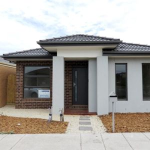 Spacious 3-Bedroom Home with City Views in Wollert - Photo 2