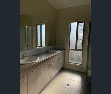 Modern Family Living in Glen Eden Estate - Photo 6