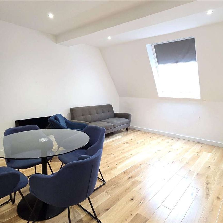 AVAILABLE END OF JAN | FULLY FURNISHED TWO BEDROOM | PRIME LOCATION | GREAT TRANSPORT LINKS - Photo 1