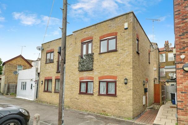 1 bedroom semi-detached house to rent - Photo 1