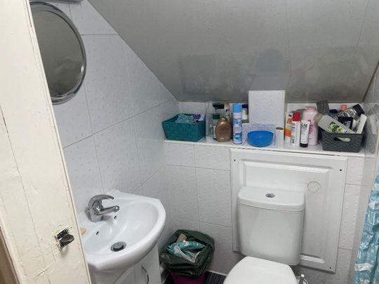 1 bedroom in a house share to rent - Photo 1