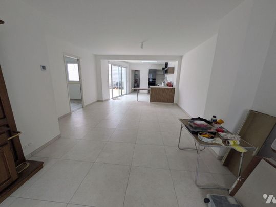 Sur la place, maison rénovée avec prestations de qualité et à haute performance énergétique. Ce... - Photo 1