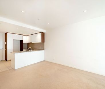 Spacious 1 Bedroom Unit in Central Location - Photo 4