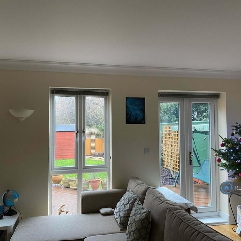 4 bedroom end of terrace house to rent - Photo 1