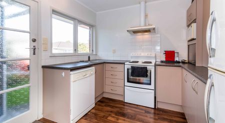 Warm & Sunny 2-Bedroom Home - Photo 2