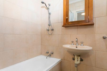 Quiet and comfortable city fringe 1 bedroom unit - Photo 3