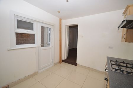 3 Bed Terraced House, Norfolk Road, E6 - Photo 3