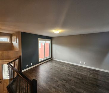 Beautiful 3 Bedroom Main Floor in Blackfalds! - Photo 5