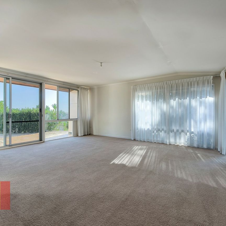 SPACIOUS, 3 BEDROOM HOUSE IN STAFFORD - Photo 1
